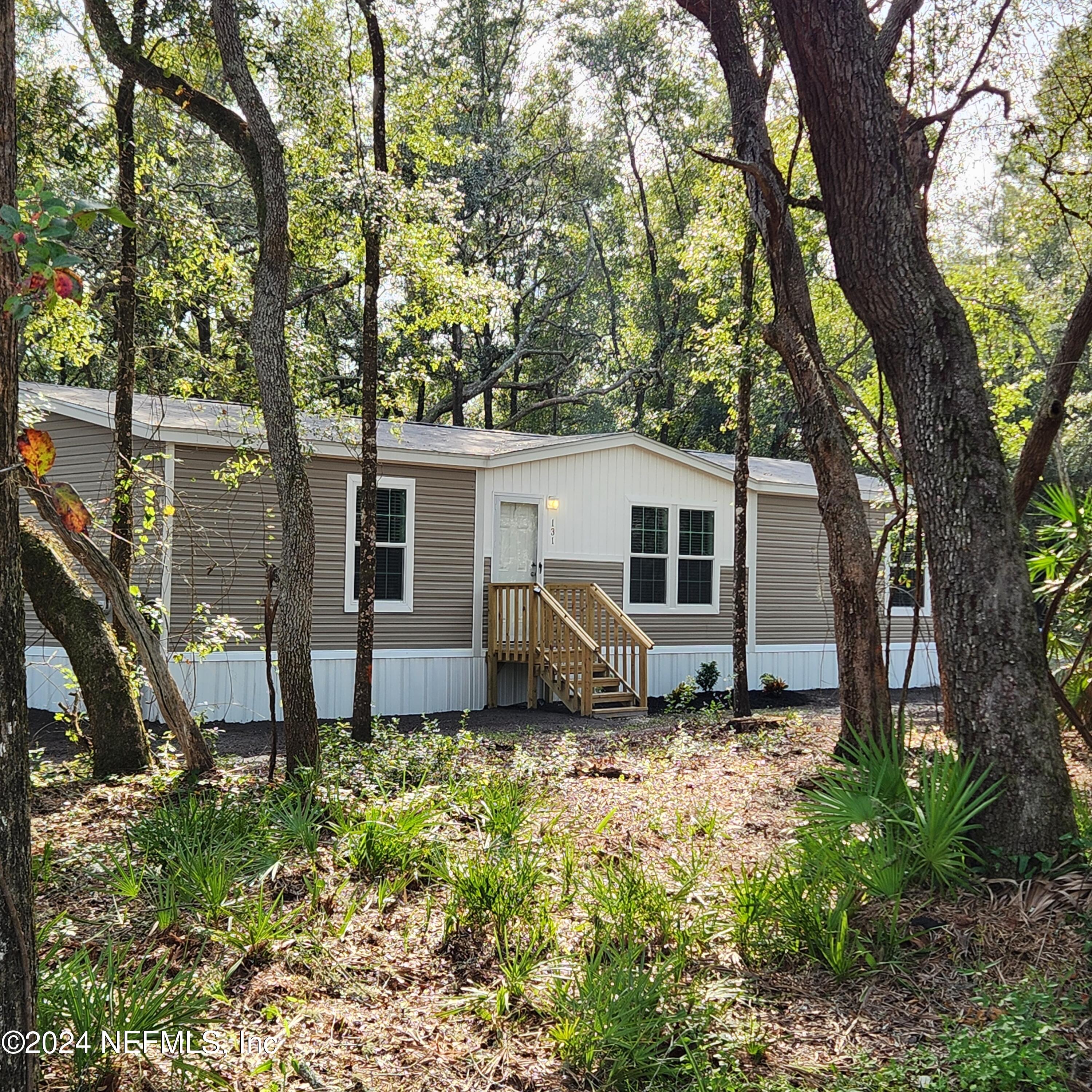 a view of a house with backyard