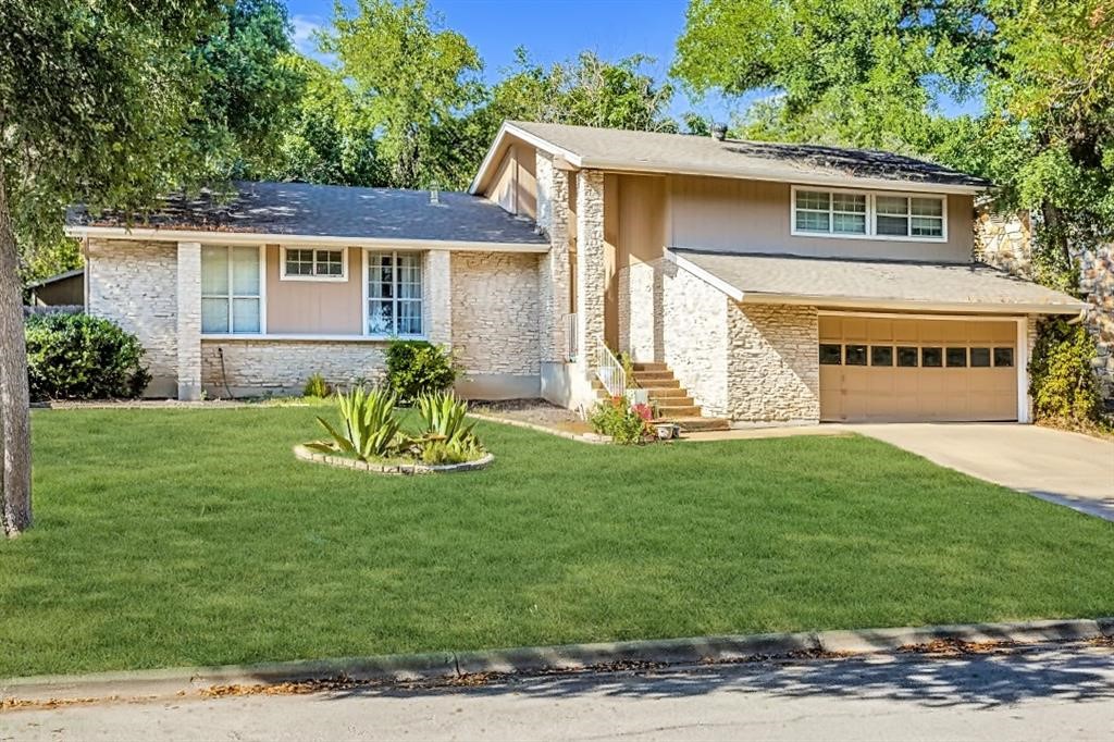 a view of a house with a yard