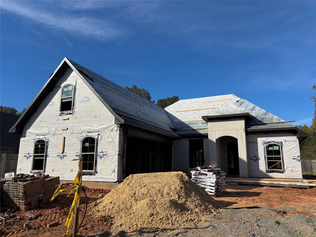 a view of house with backyard