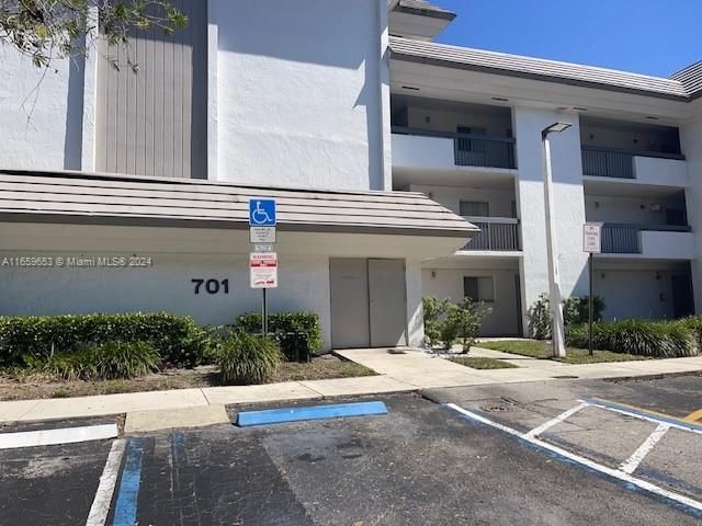 $1,890 | 701 North Pine Island Road, Unit 206 | Jacaranda