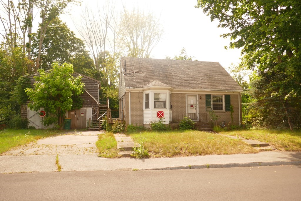 a view of a yard in front of a house