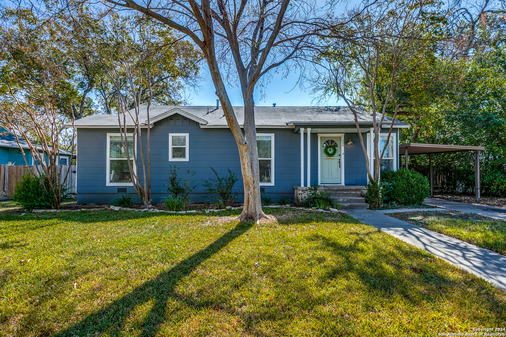 a view of a house with yard and tree s