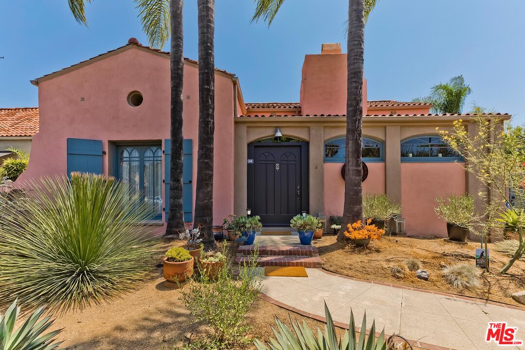 a front view of house with yard