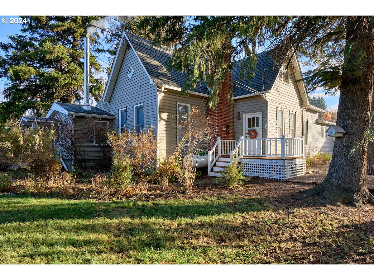 a view of a house with backyard and garden