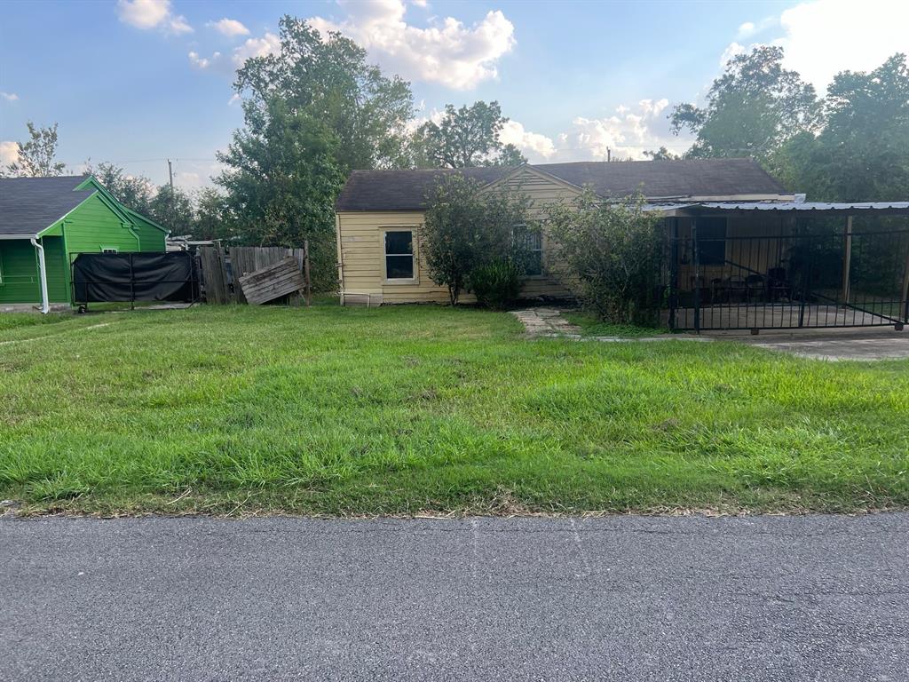 a view of a house with backyard and garden