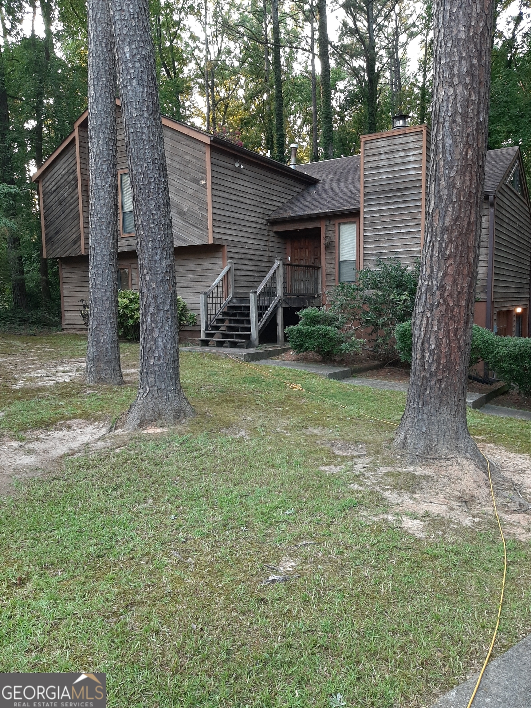 a view of a house with a yard