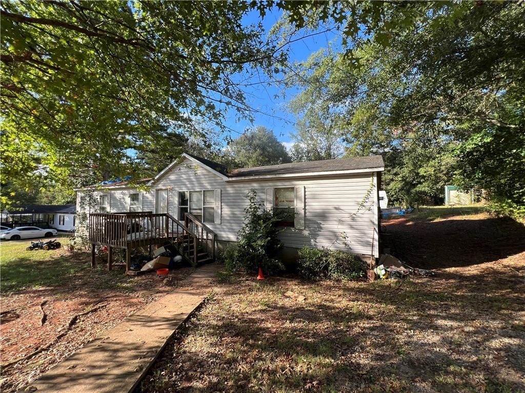 a view of a house with a yard