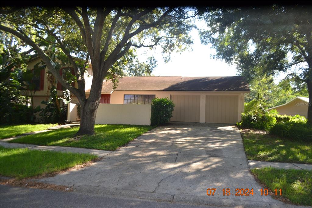 a view of a house with yard and tree s