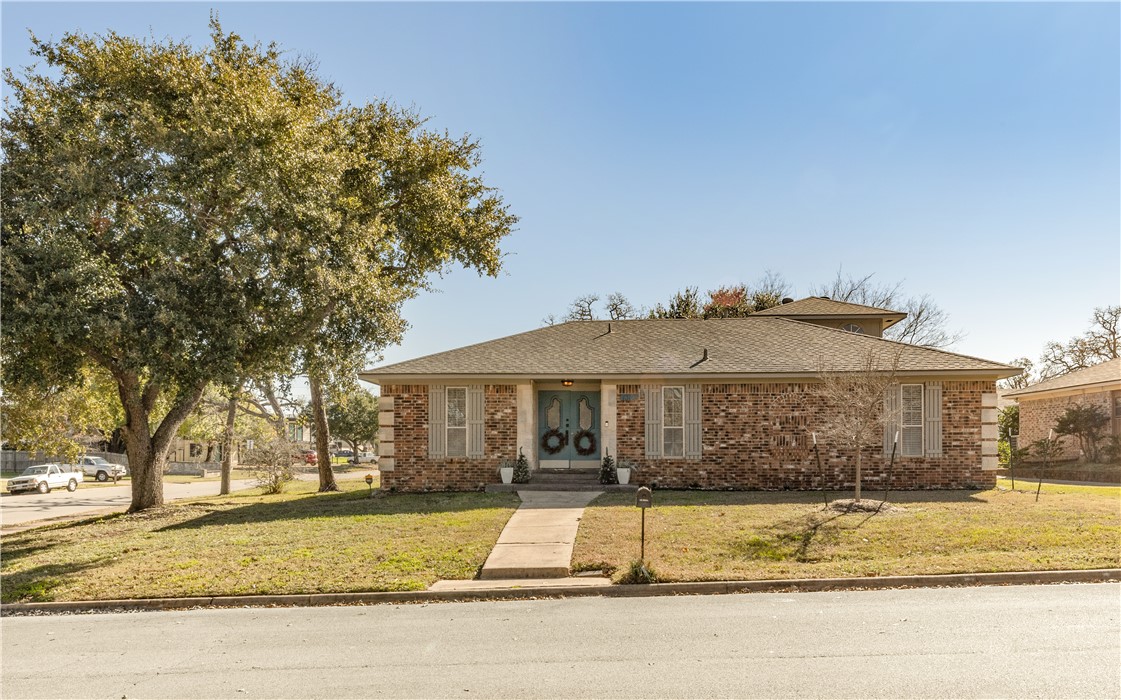 View of front of property featuring a front lawn