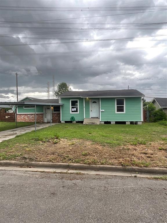 a front view of house with yard