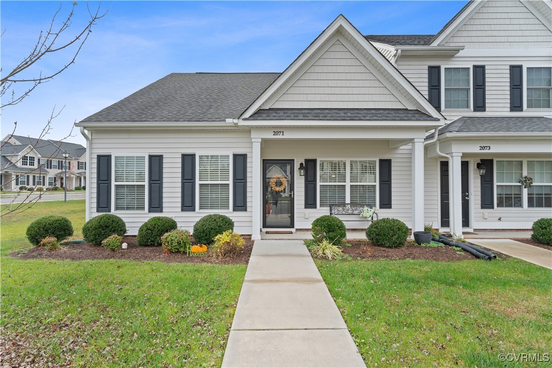 View of front facade with a front yard