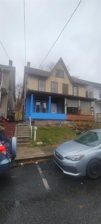 a view of a house with a yard