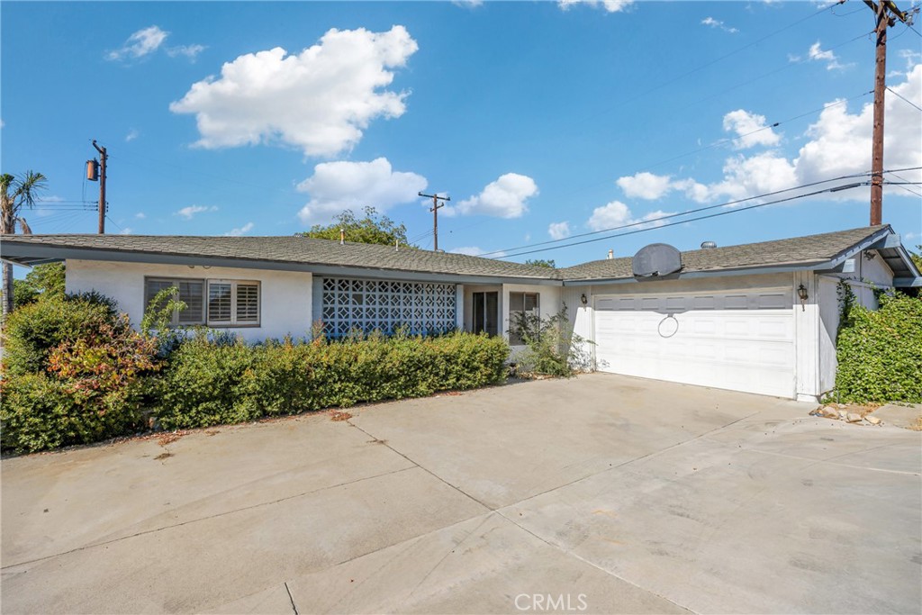 a view of a house with a yard and garage