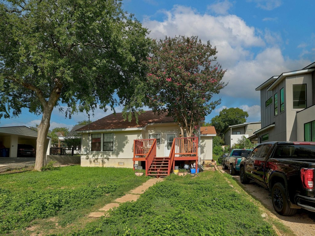 a view of a yard in front of house