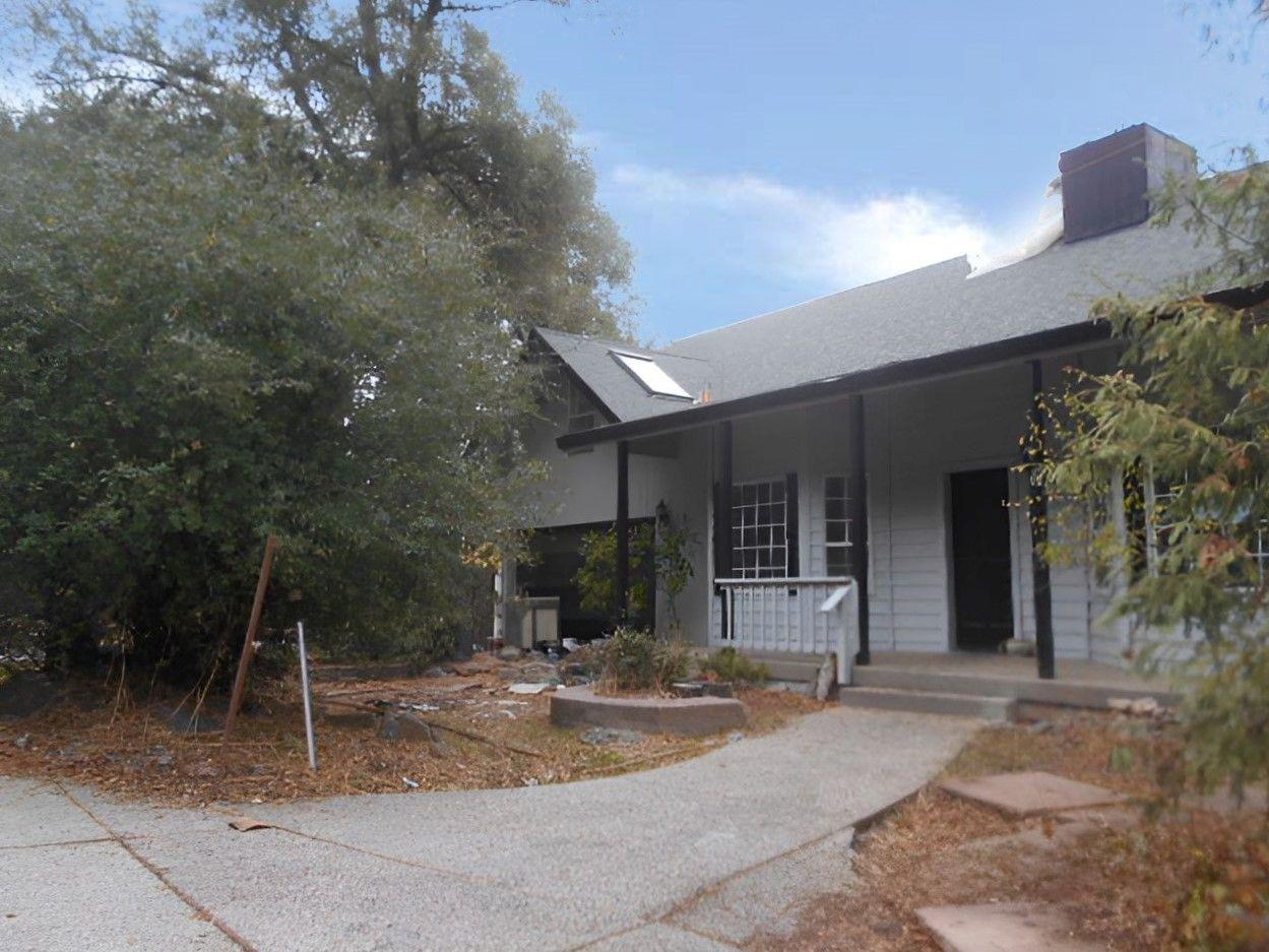 a view of a house with backyard