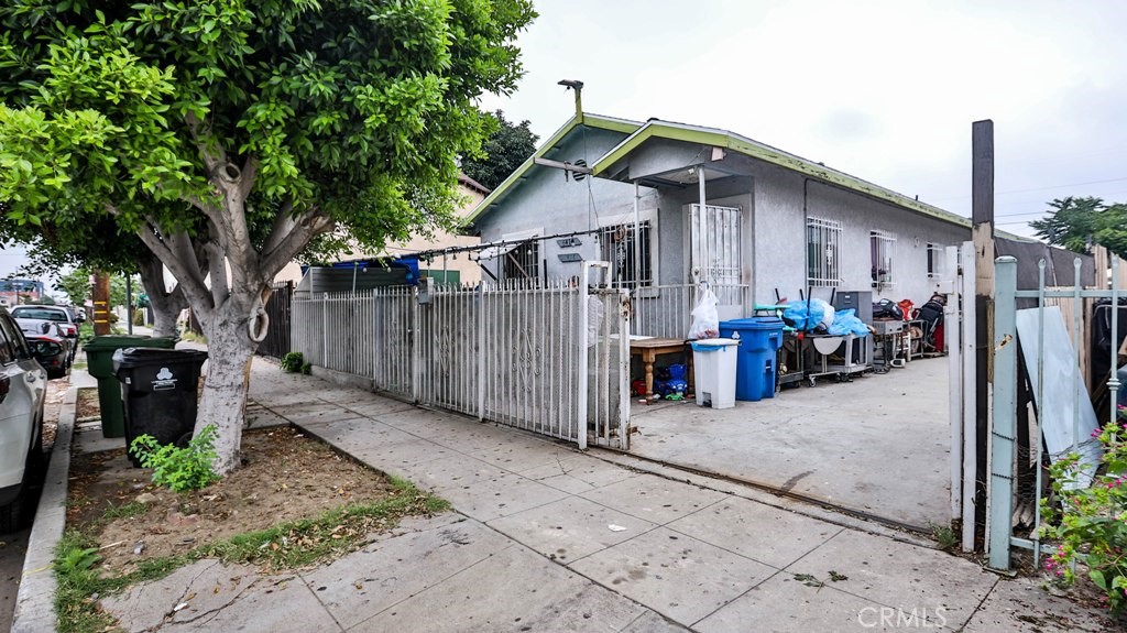 a view of a house with backyard and a tree