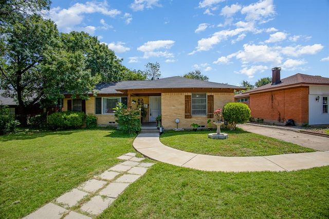 $239,900 | 835 Glen Arbor Drive | Glenview