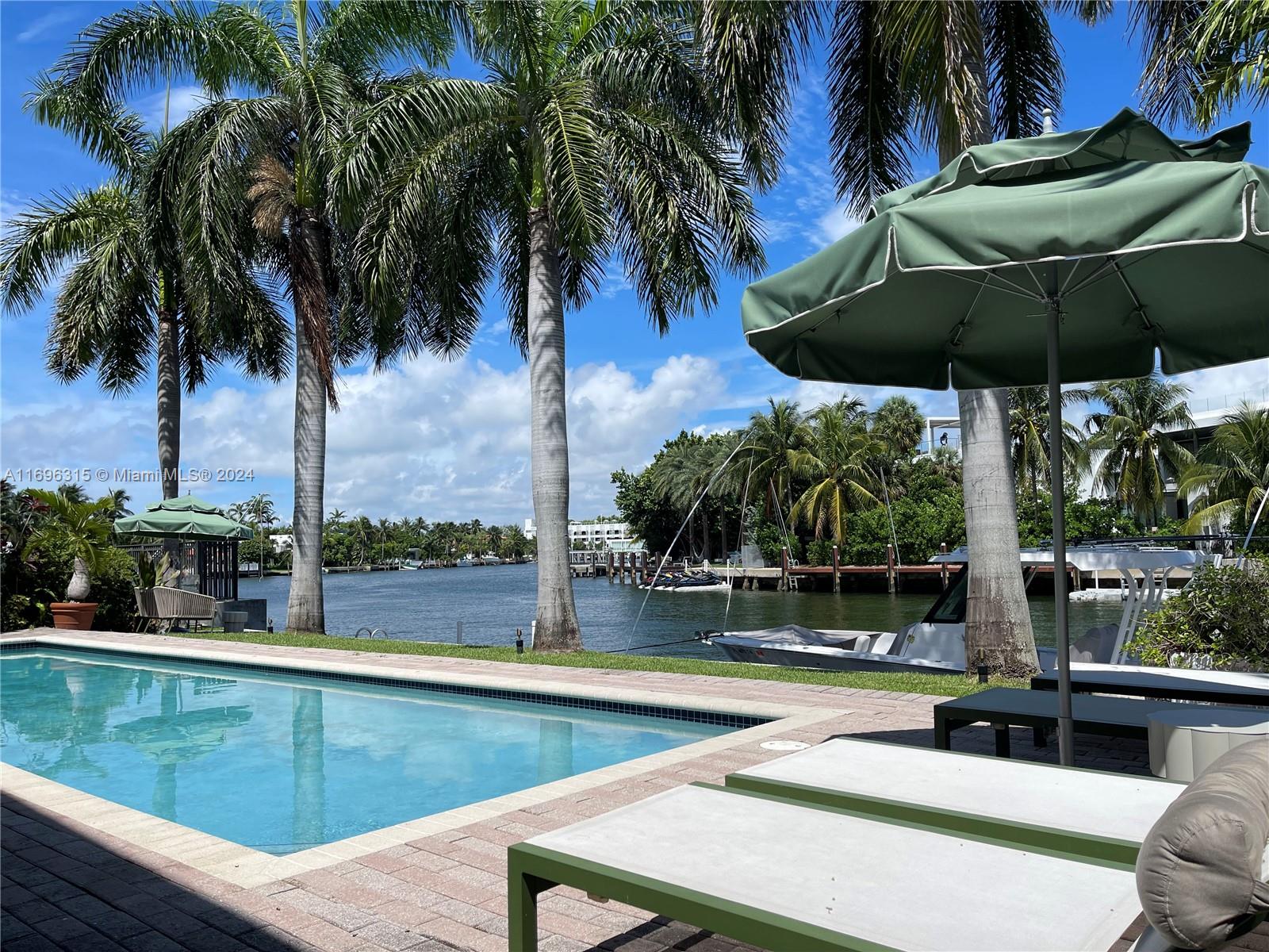 a view of a backyard with palm trees