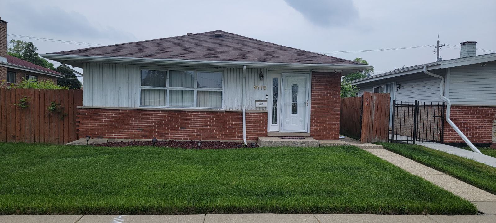 a view of front of a house with a yard