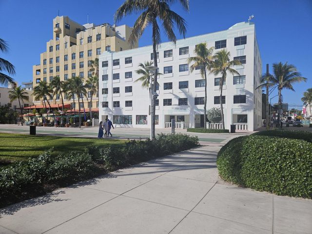 $350,000 | 1390 Ocean Drive, Unit 202 | Flamingo-Lummus