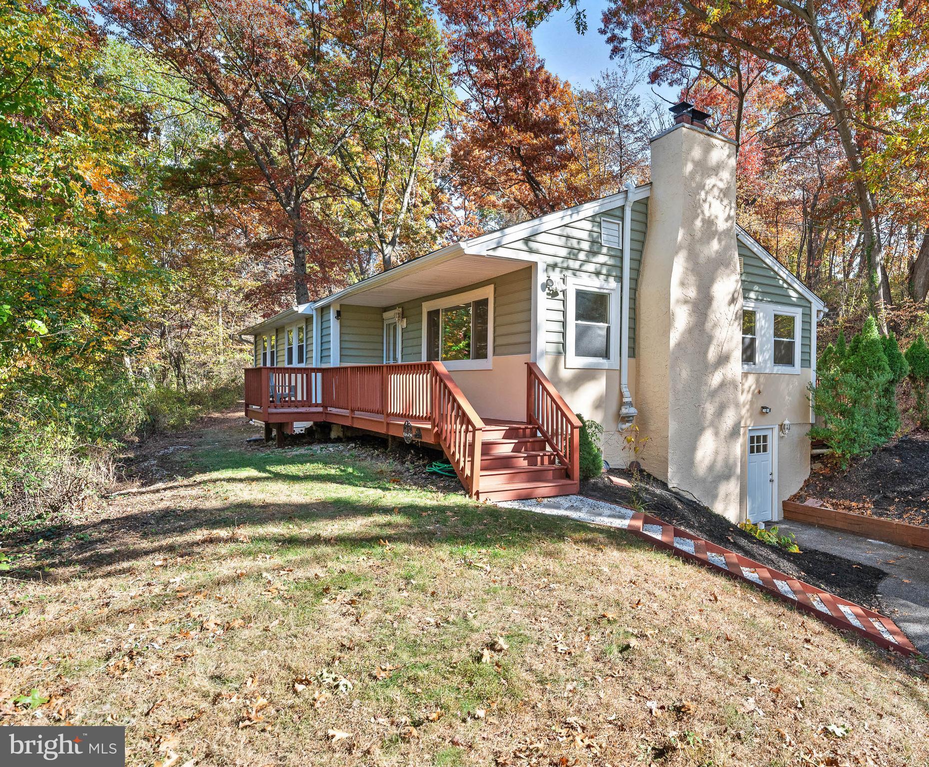 a view of a house with backyard