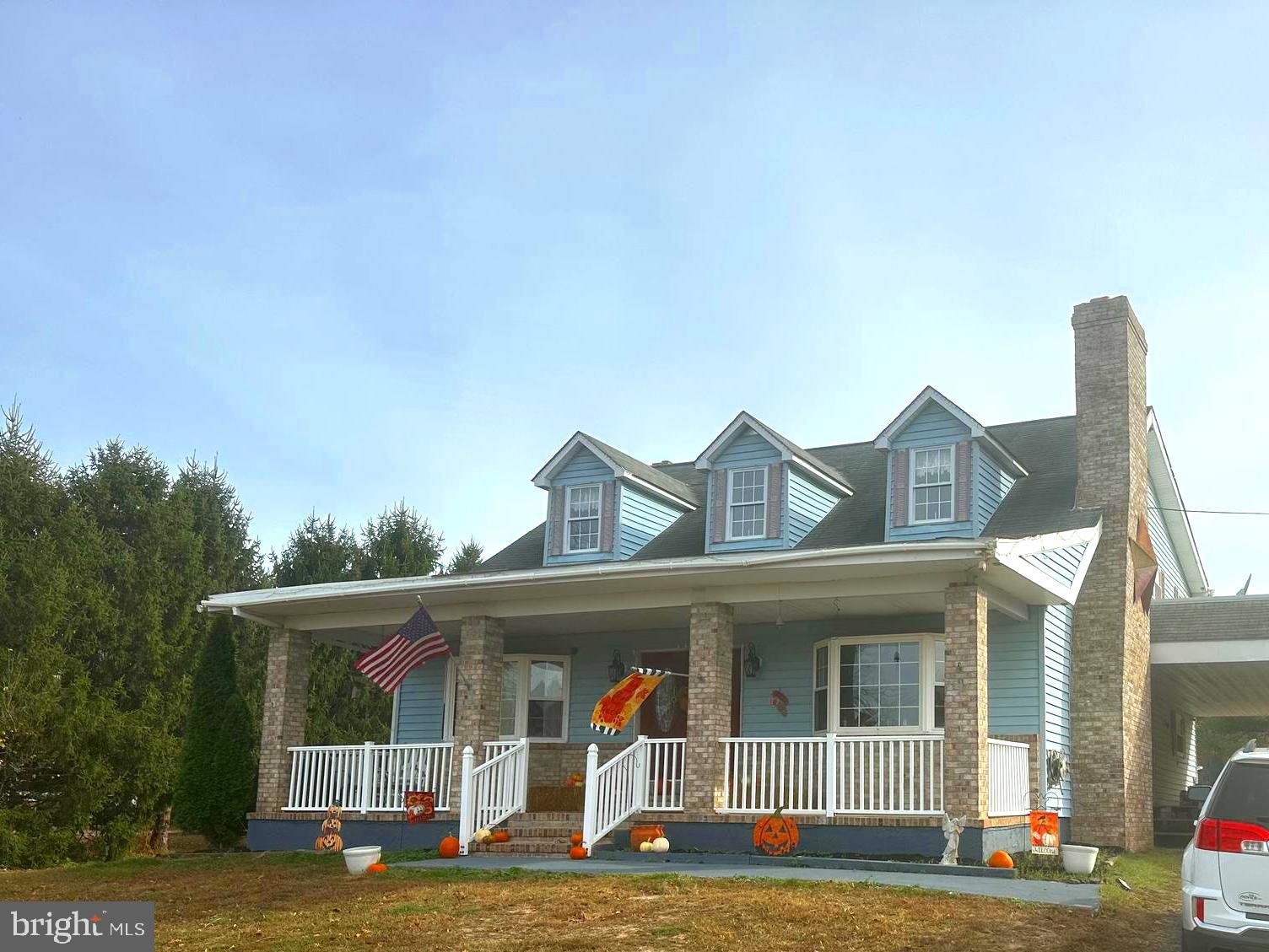 a view of front a house with a yard