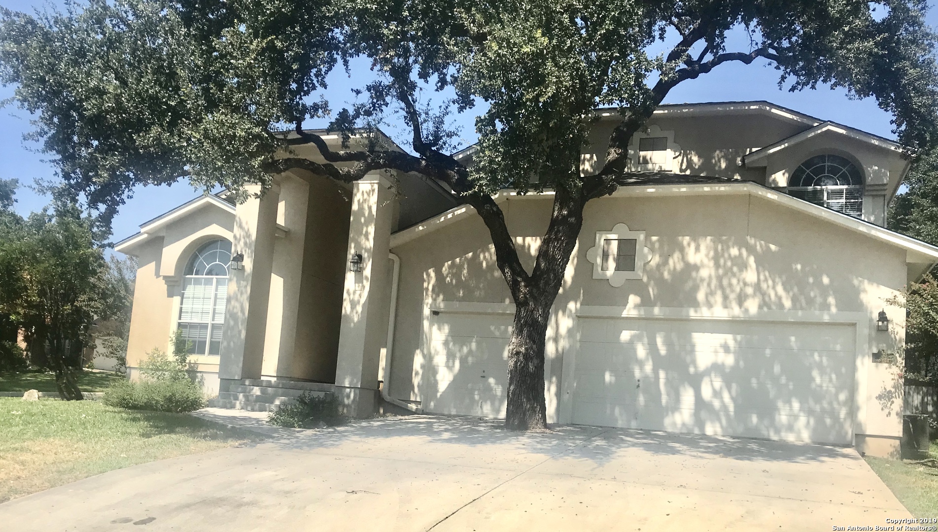 a view of a yard of the house