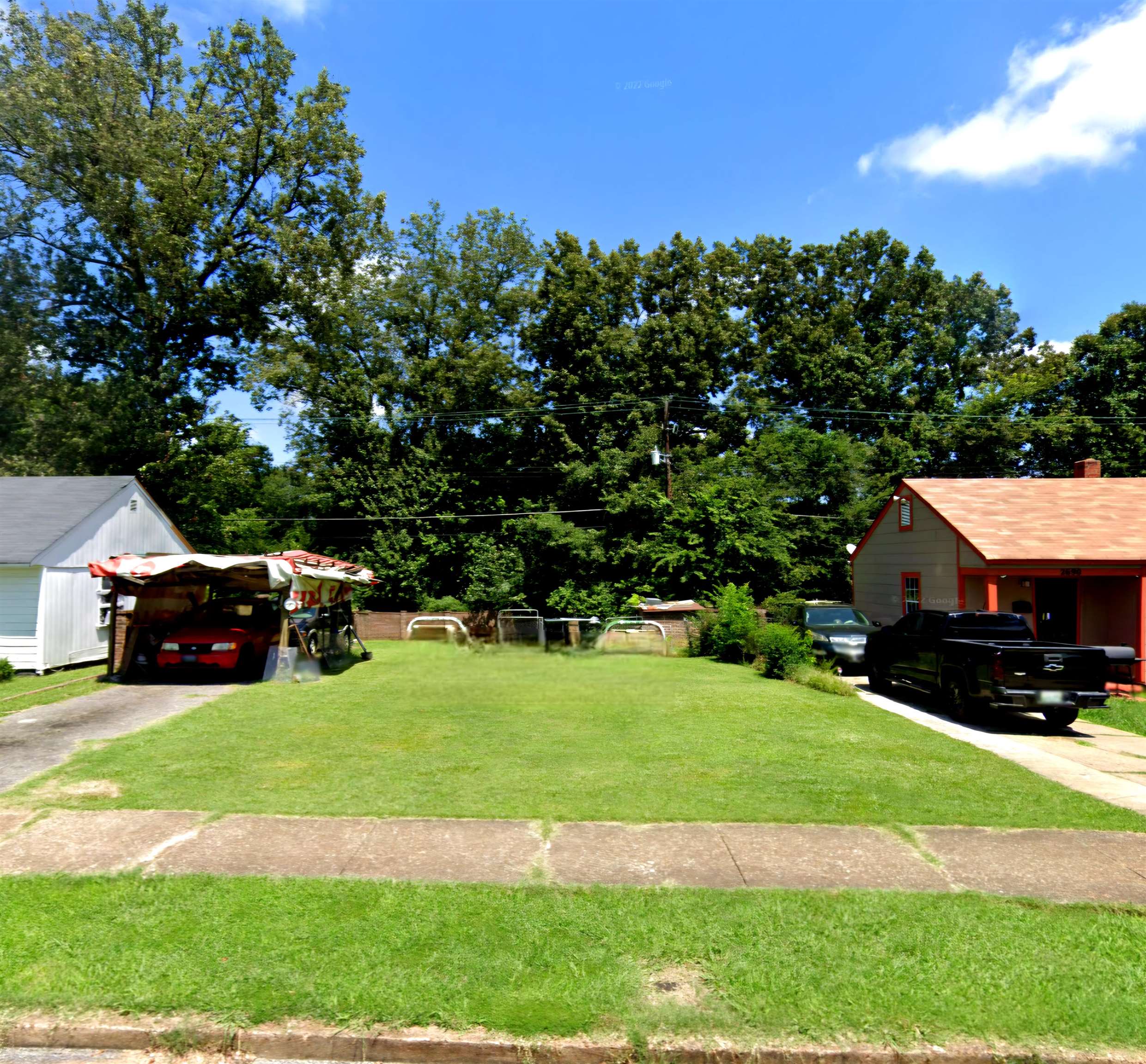 a view of a house with a big yard