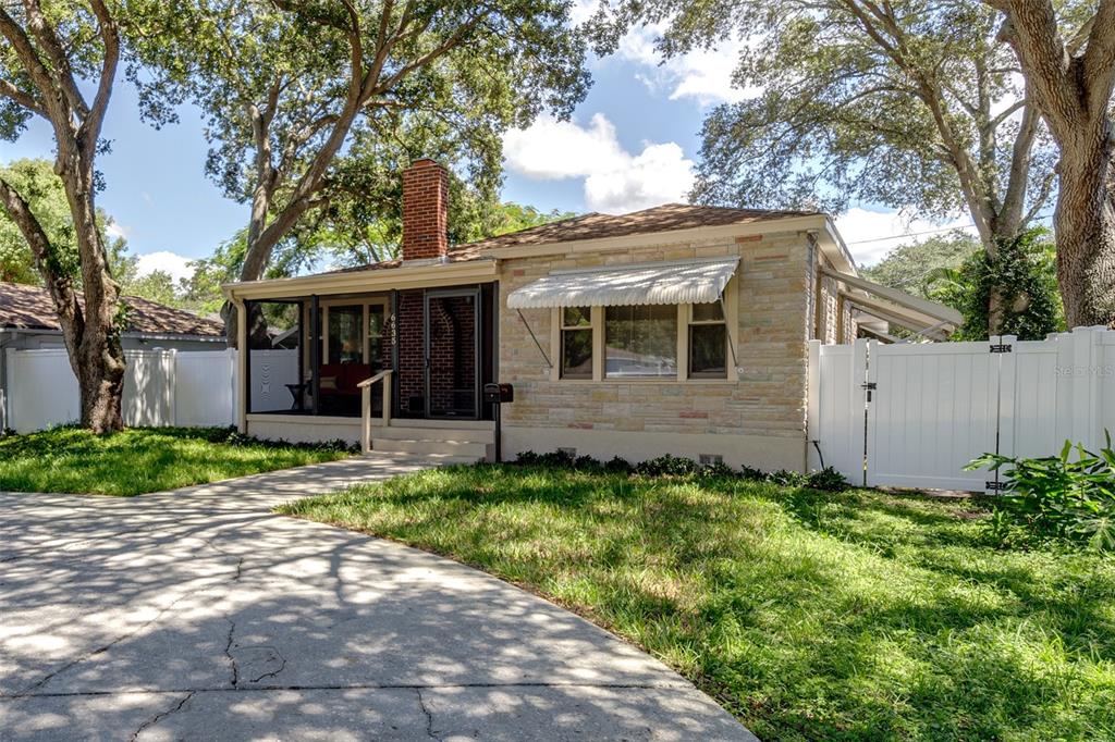 a view of a house with backyard and garden