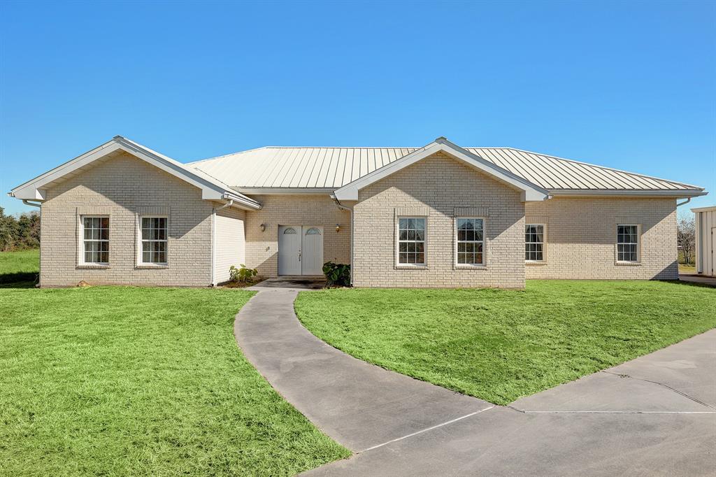 a view of a house with a backyard