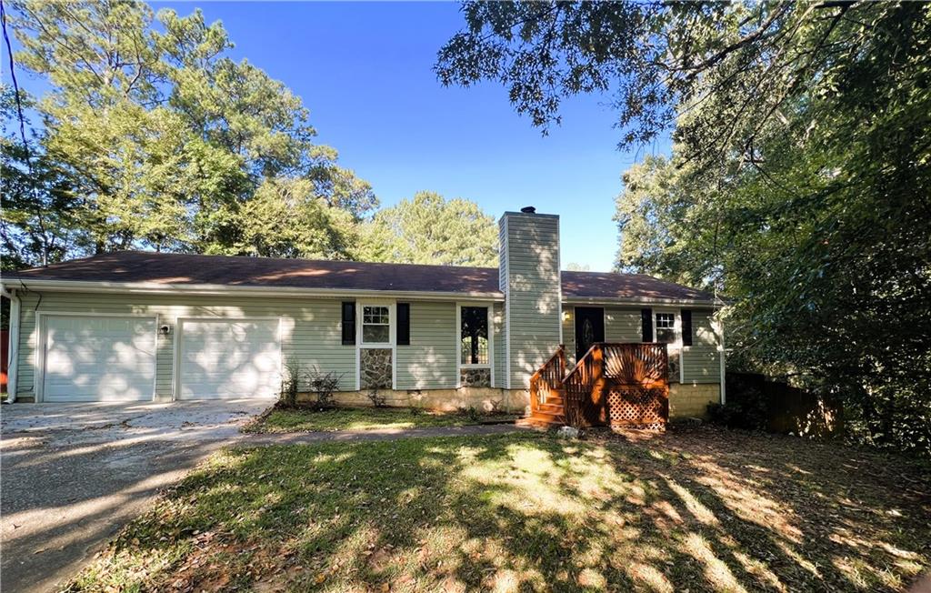 a view of a house with backyard