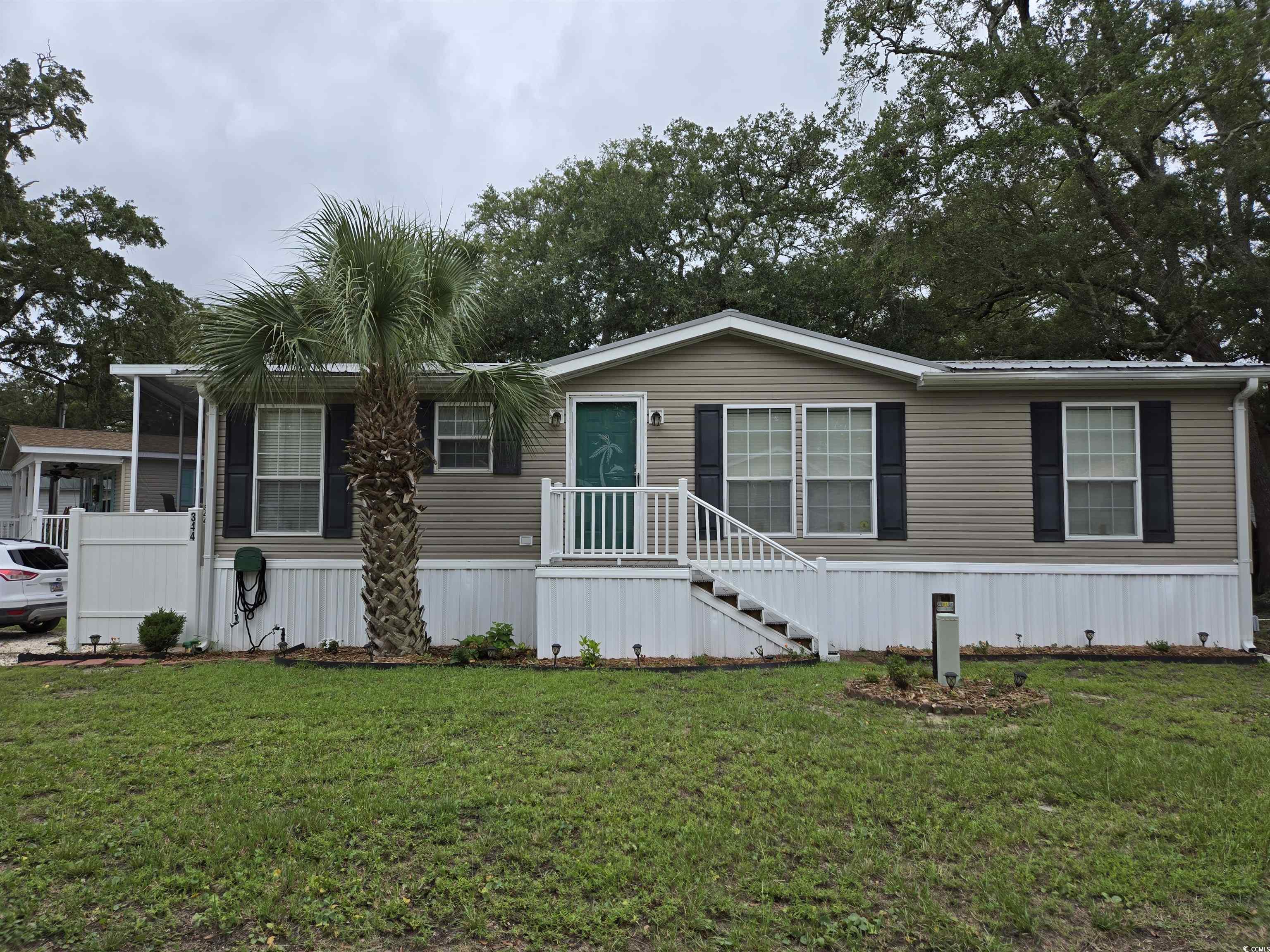 Manufactured / mobile home featuring a front yard