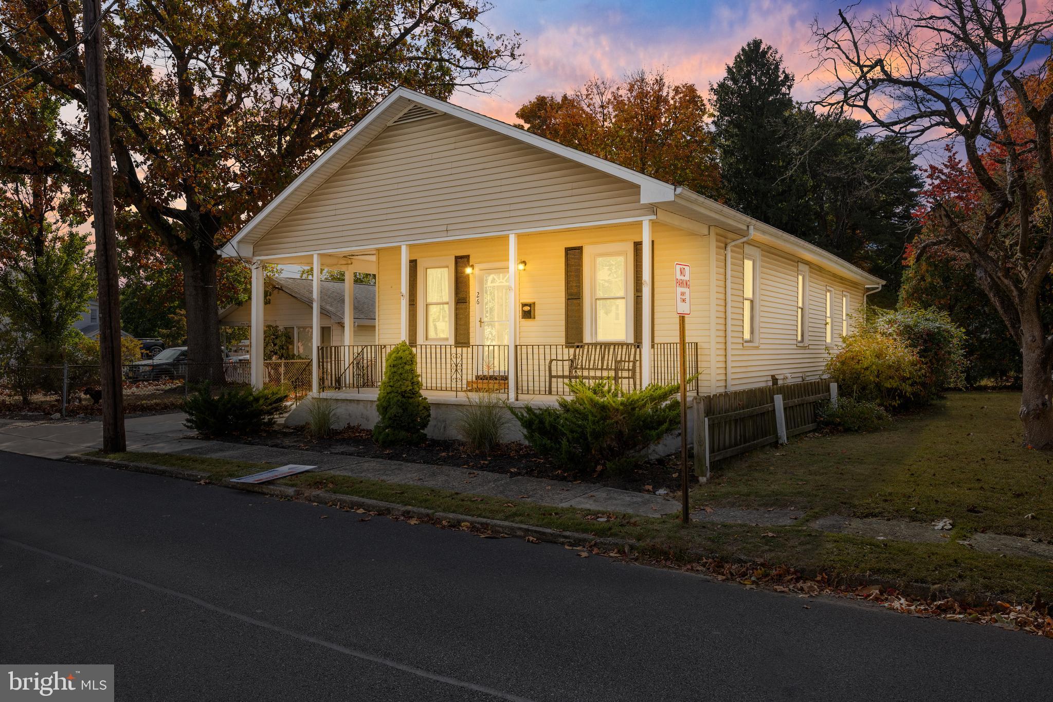 a view of a house with backyard and trees