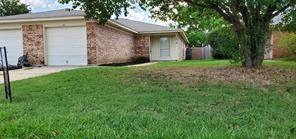 a view of a house with backyard and garden