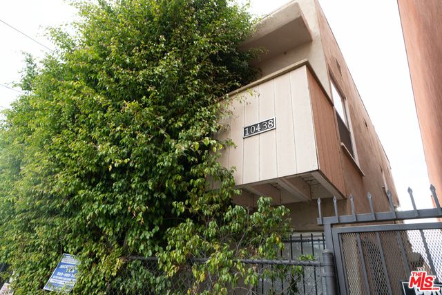 $1,950 | 10438 Santa Monica Boulevard, Unit 3 | Westwood