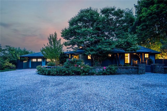 $2,995,000 | 137 Narragansett Avenue | Jamestown Village