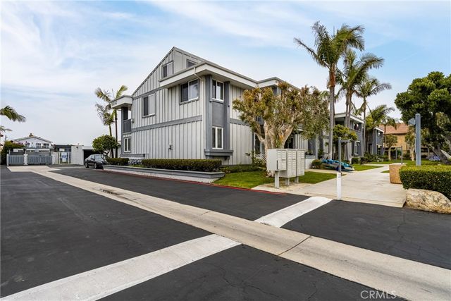 $2,700 | 16842 Pacific Coast Highway, Unit 102 | Northwest Huntington Beach