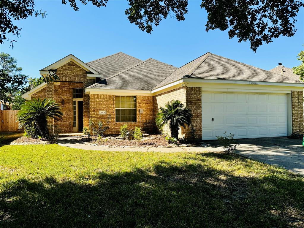 a view of a house with yard and garage