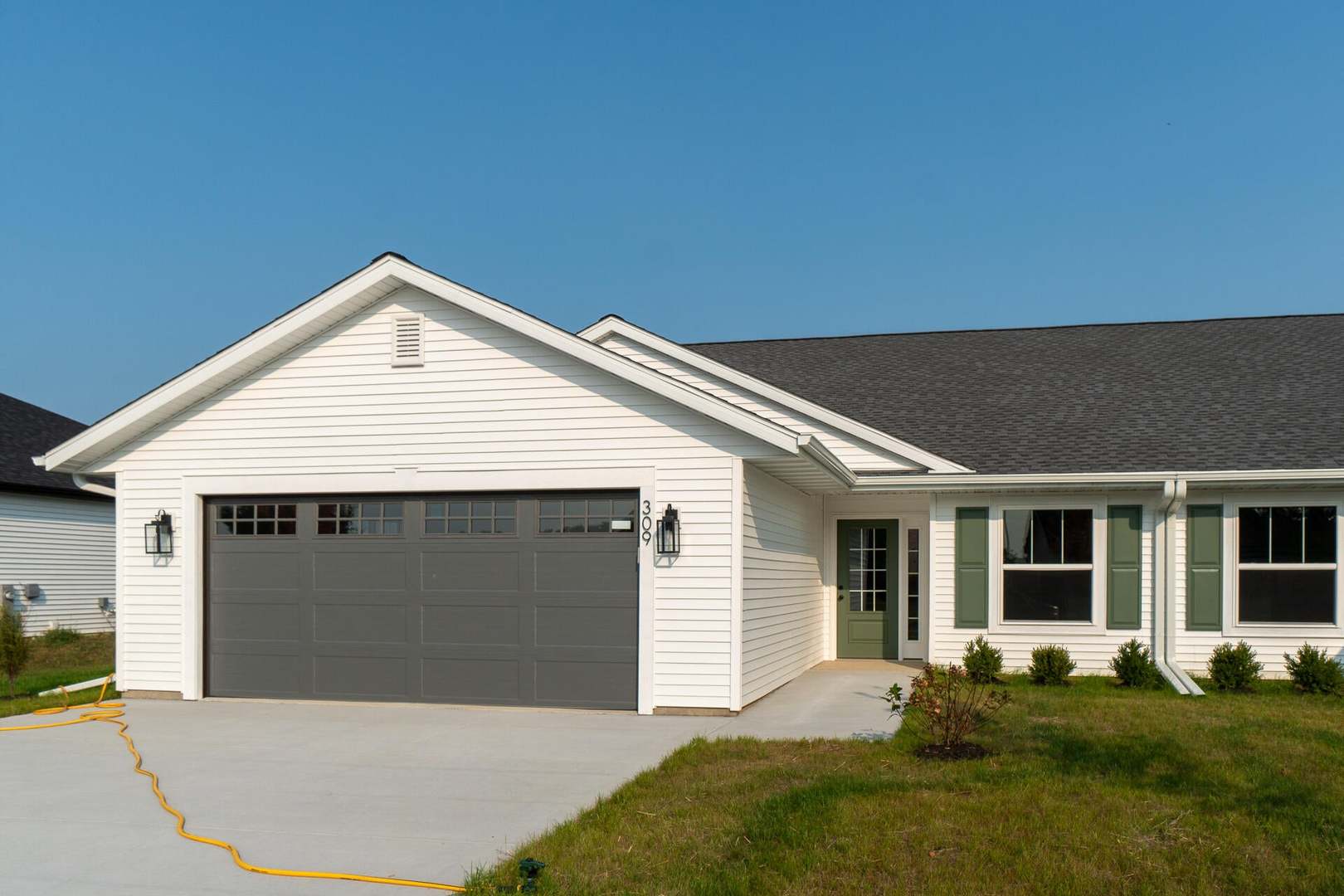 a view of a house with a backyard