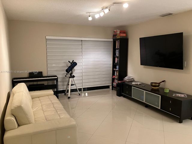 $2,700 | 11250 Southwest 13th Street, Unit 220 | Pembroke Lakes South