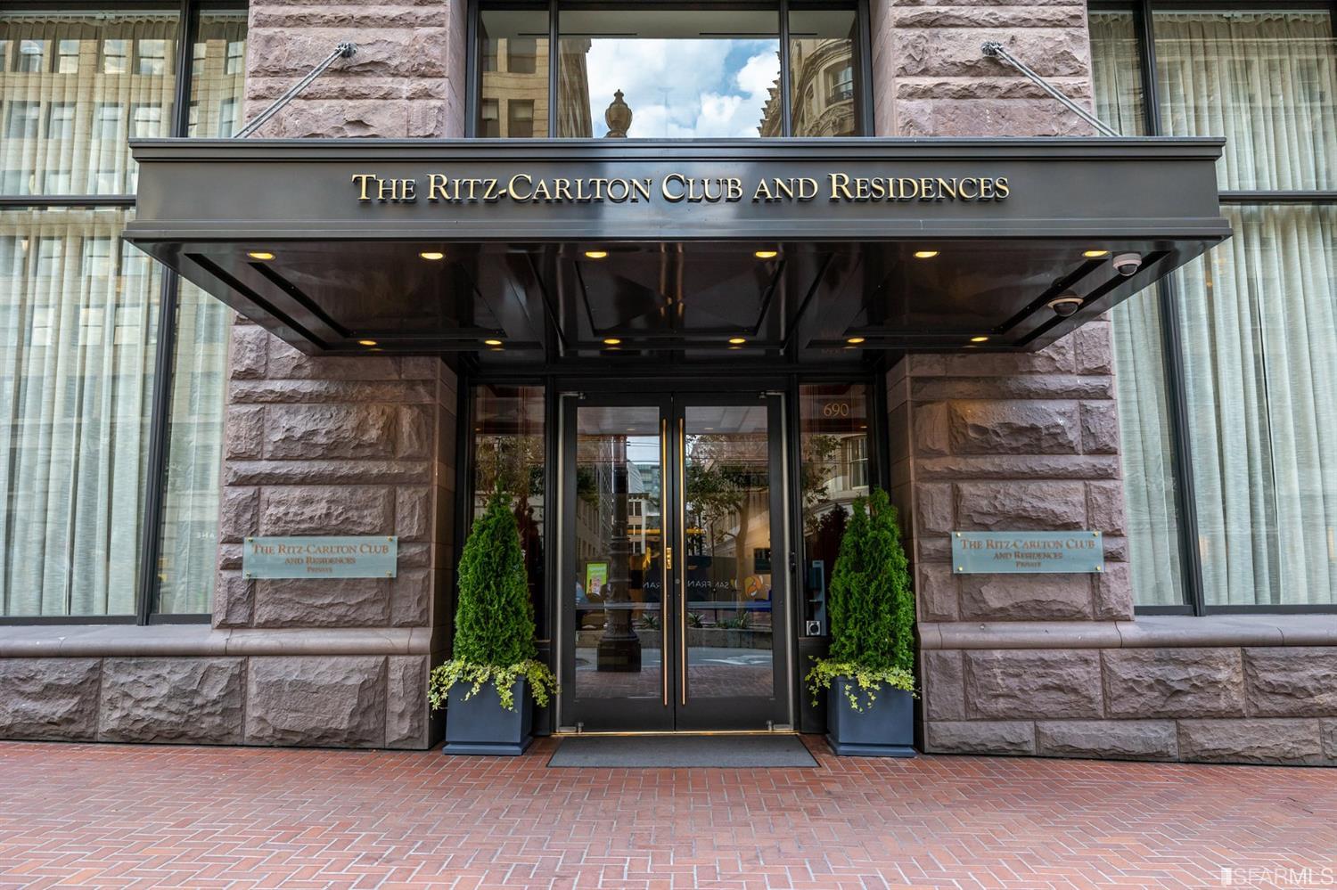 a view of entryway with a outdoor seating