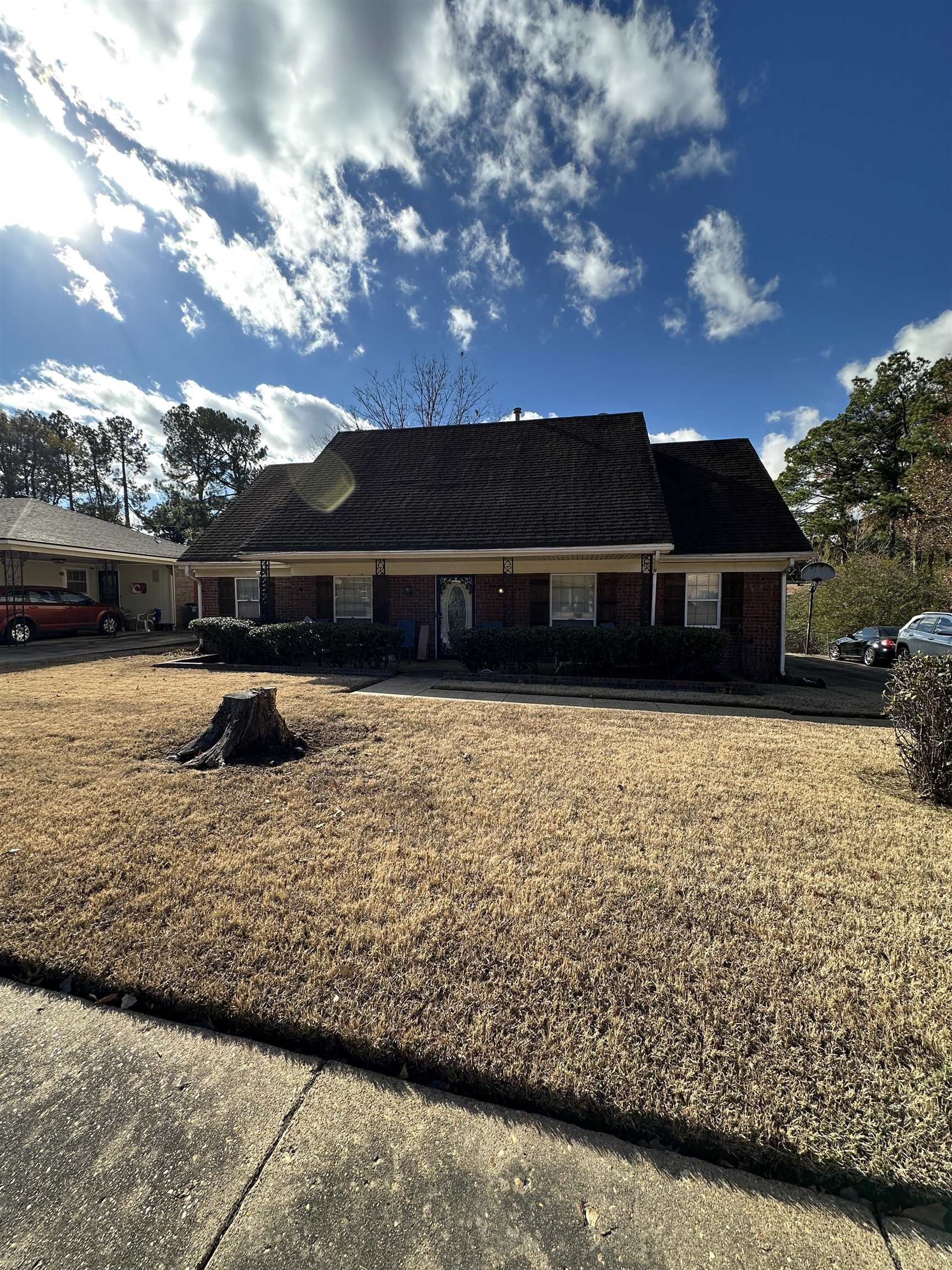 a view of a house with a yard