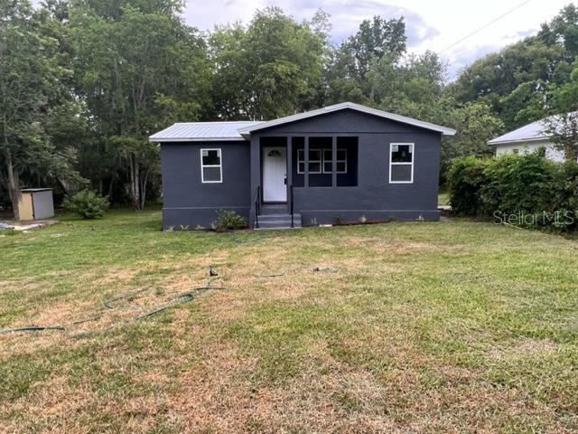 a view of a house with a yard