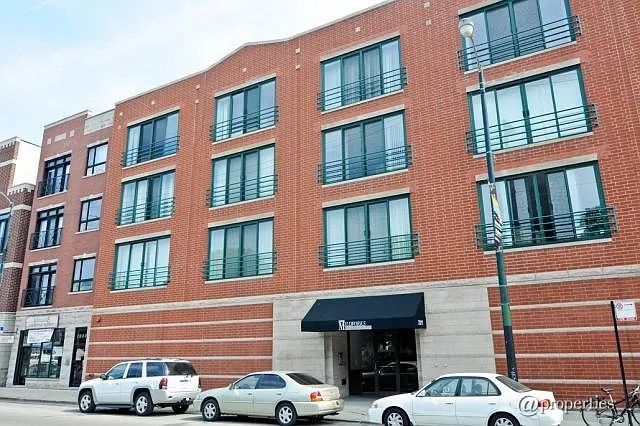 $2,300 | 2011 West Belmont Avenue, Unit 303 | Hamlin Park