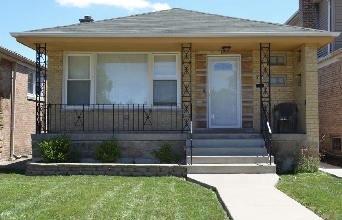 a view of house with backyard and garden