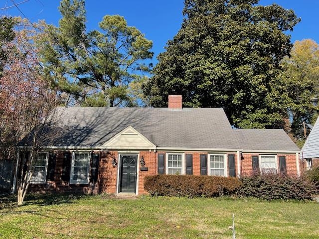 View of front facade featuring a front lawn