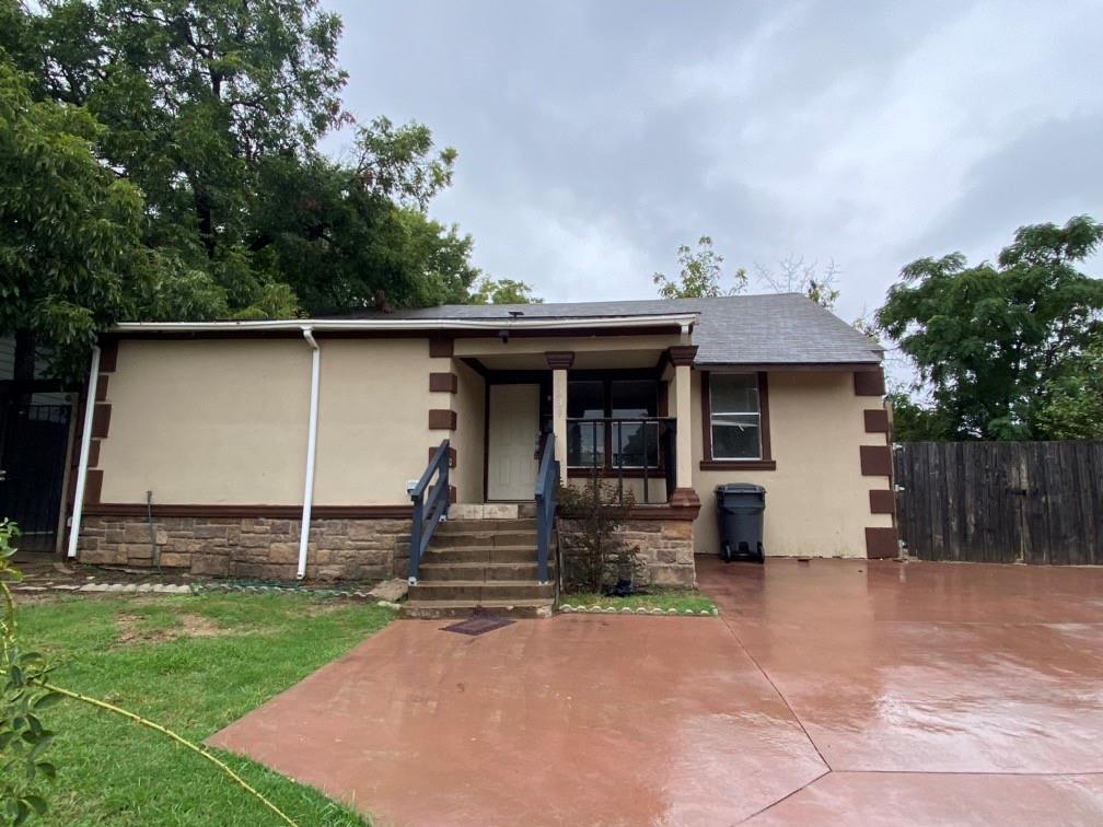 a front view of house with yard