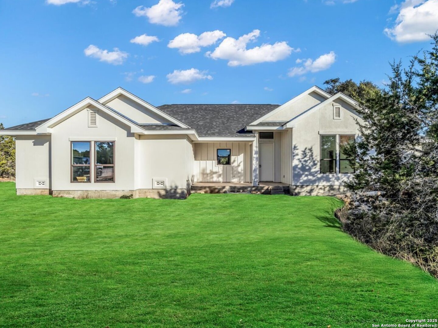 a view of a house with a backyard