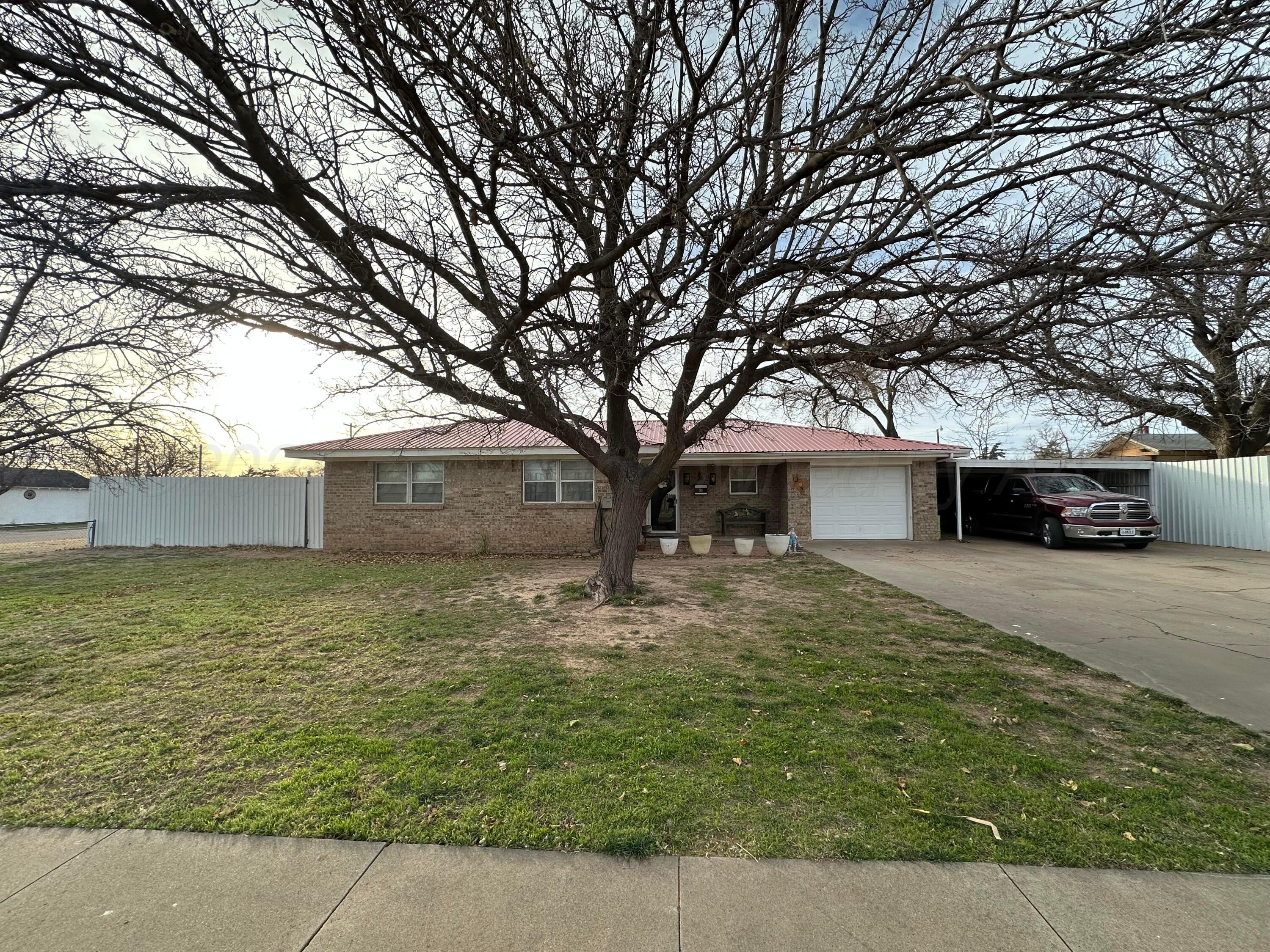 301 N Armstrong Tulia Front view