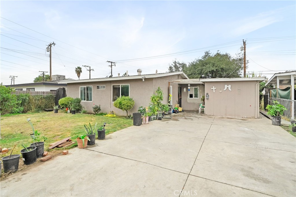 a view of a house with backyard and plants